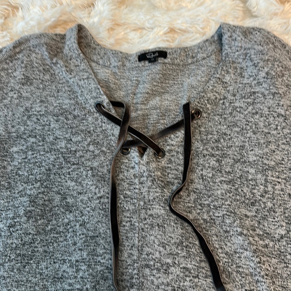 Rails pullover with velvet shoelace tie, size MD, great condition, super soft
